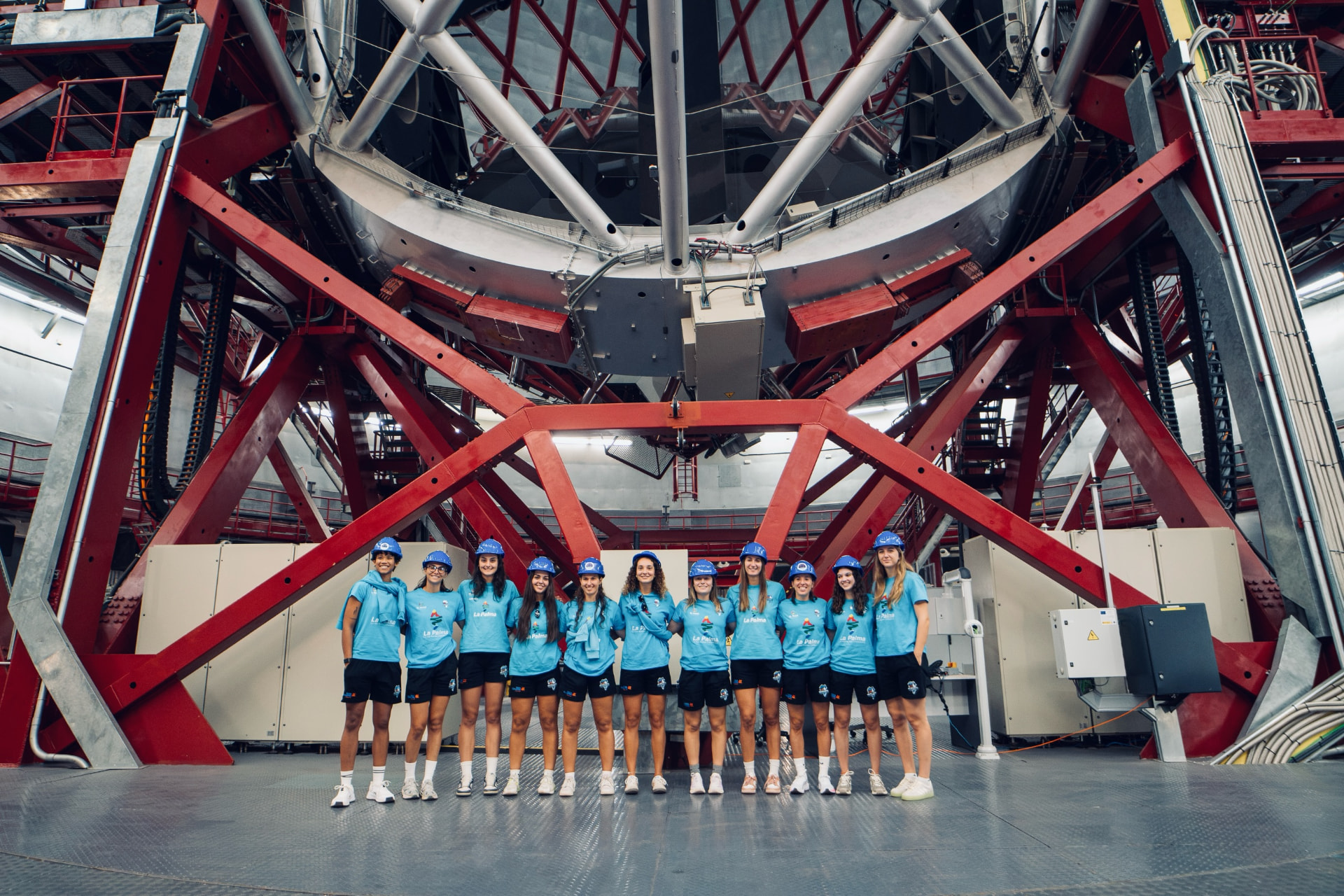 El C.B. Isla Bonita posa con cascos azules en la estructura del Gran Telescopio Canarias