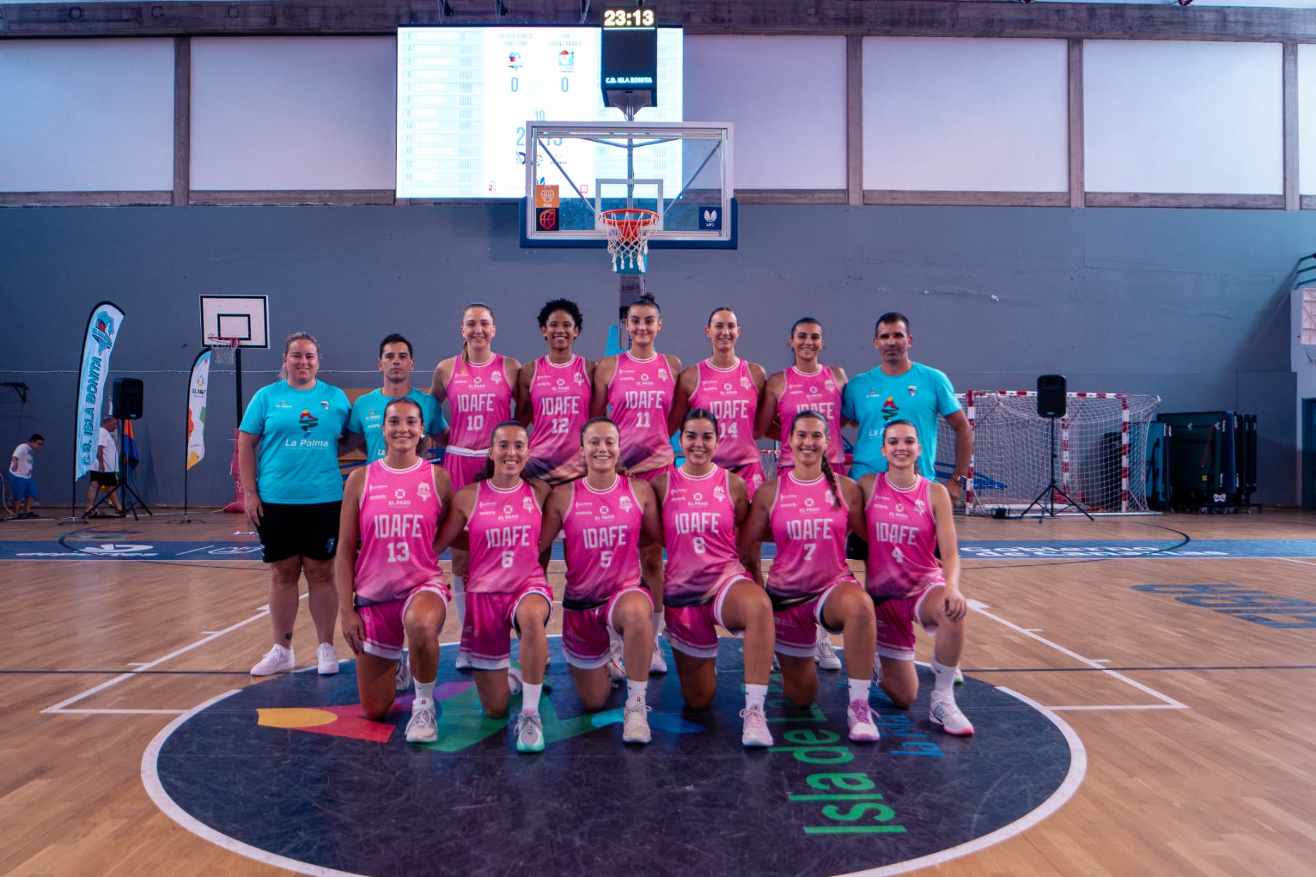 Equipo del C.B. Isla Bonita en el pabellón