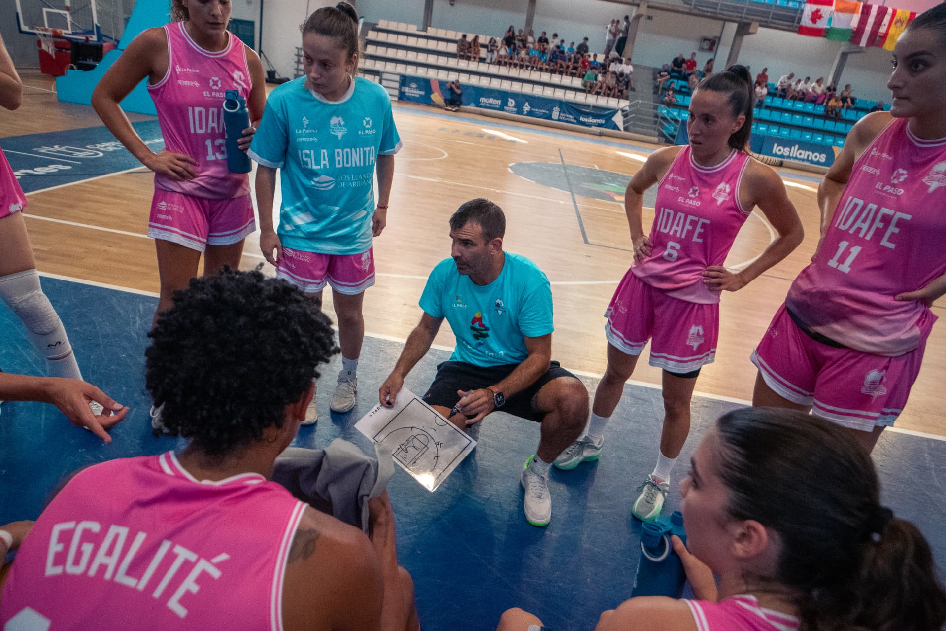 El entrenador dando indicaciones en tiempo muerto
