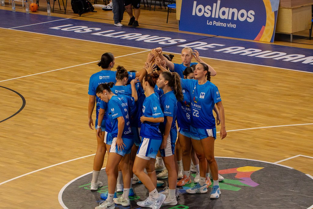 Jugadoras del C.B. Isla Bonita unidas en la pista de Los Llanos