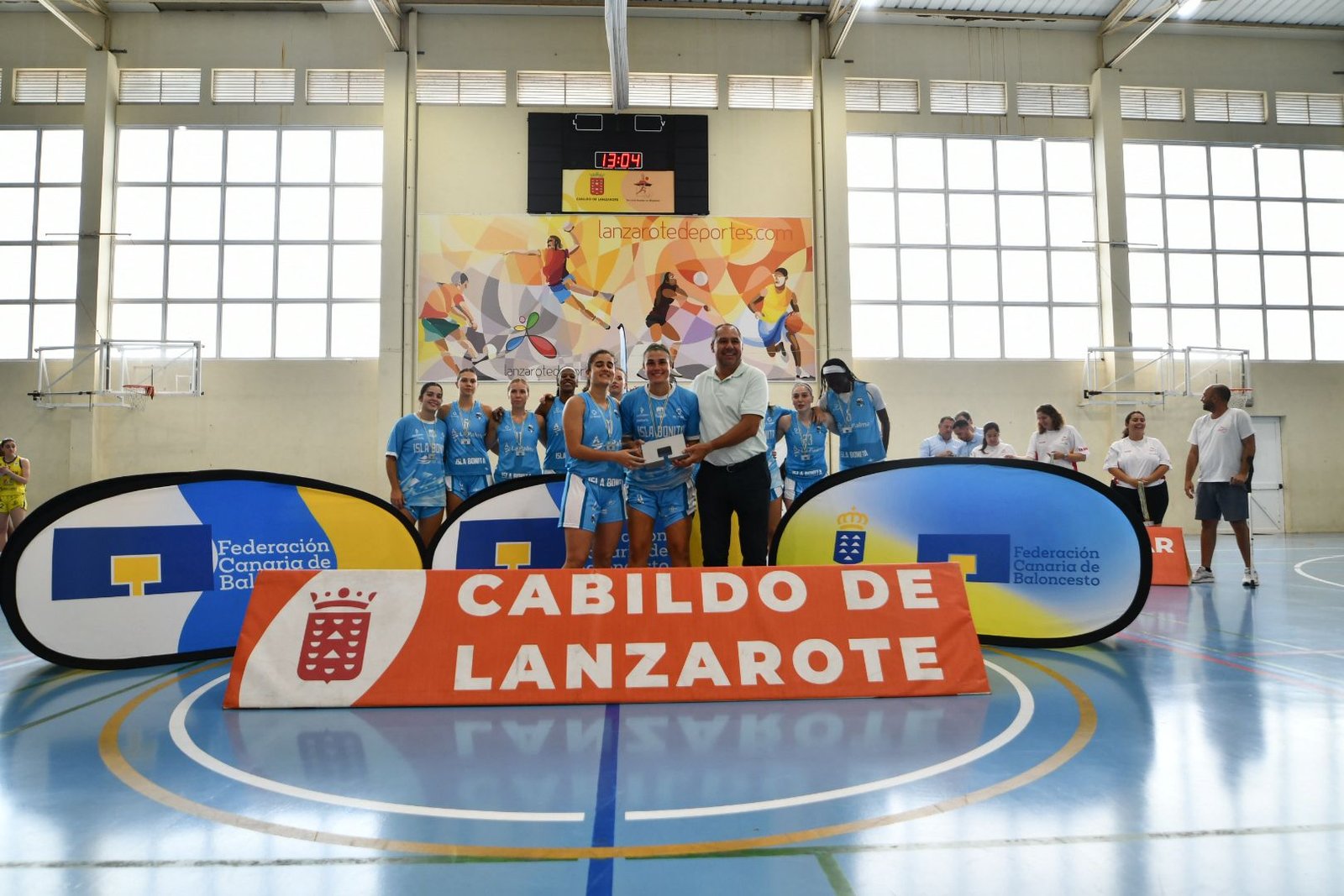Jugadoras en el podio federativo