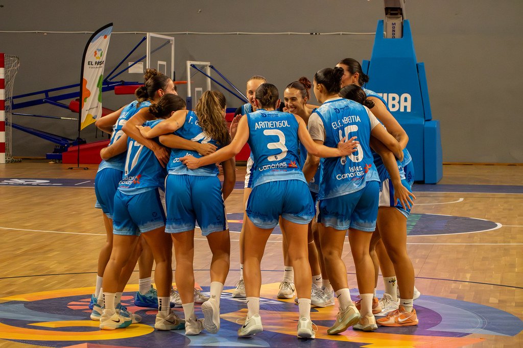 Jugadoras del C.B. Isla Bonita reunidas en corro en Liga Femenina 2