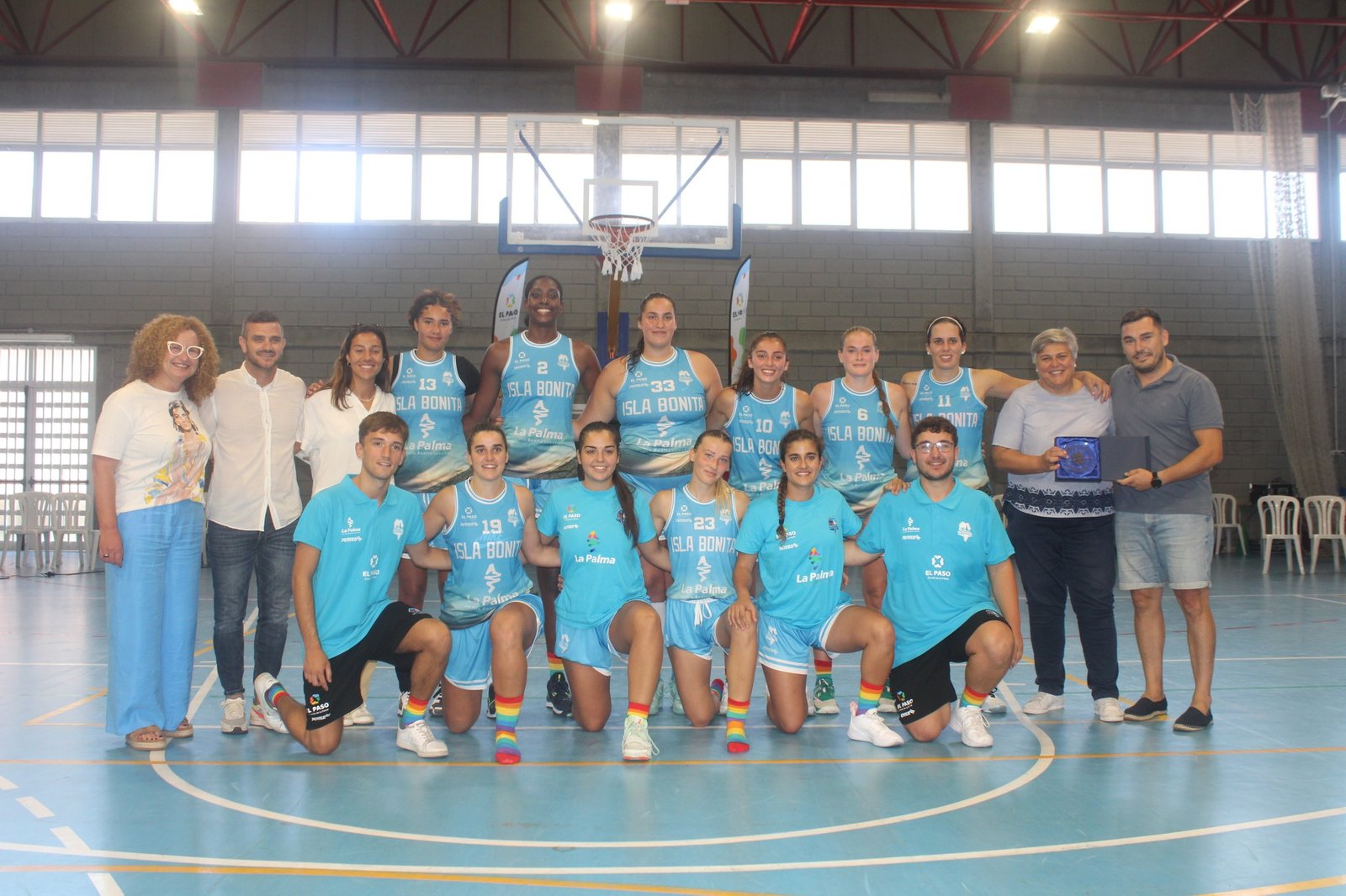 Equipo del C.B. Isla Bonita con el reconocimiento federativo en pista