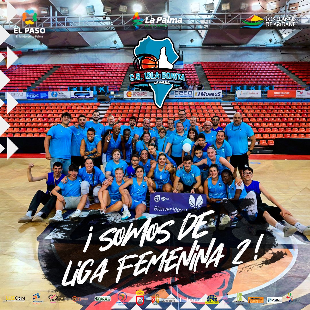 La familia del C.B. Isla Bonita celebra el ascenso a Liga Femenina 2 en el pabellón
