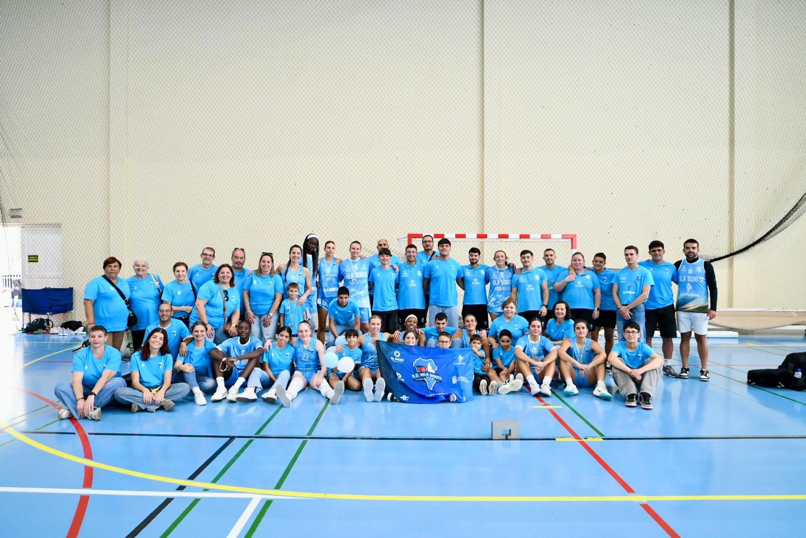 Familia del club reunida en la pista